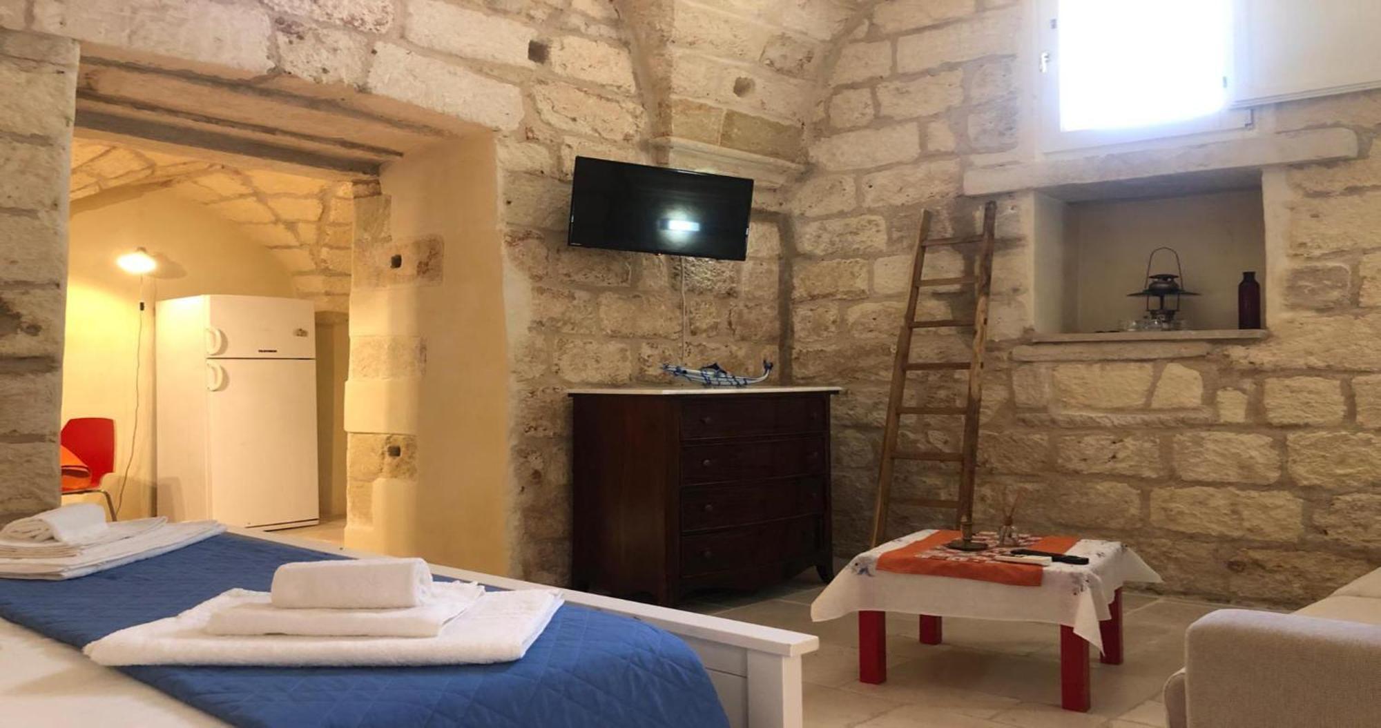 Odegos Monolocali Vico Sant'Antonio Villa Carpignano Salentino Exterior foto